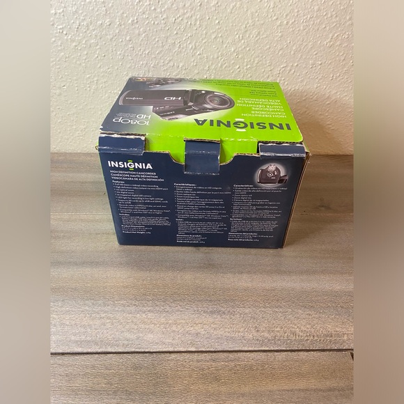 INSIGNIA HD CAMCORDER Touch Screen Display, 10 megapixels, Free selfie stick - Picture 13 of 14